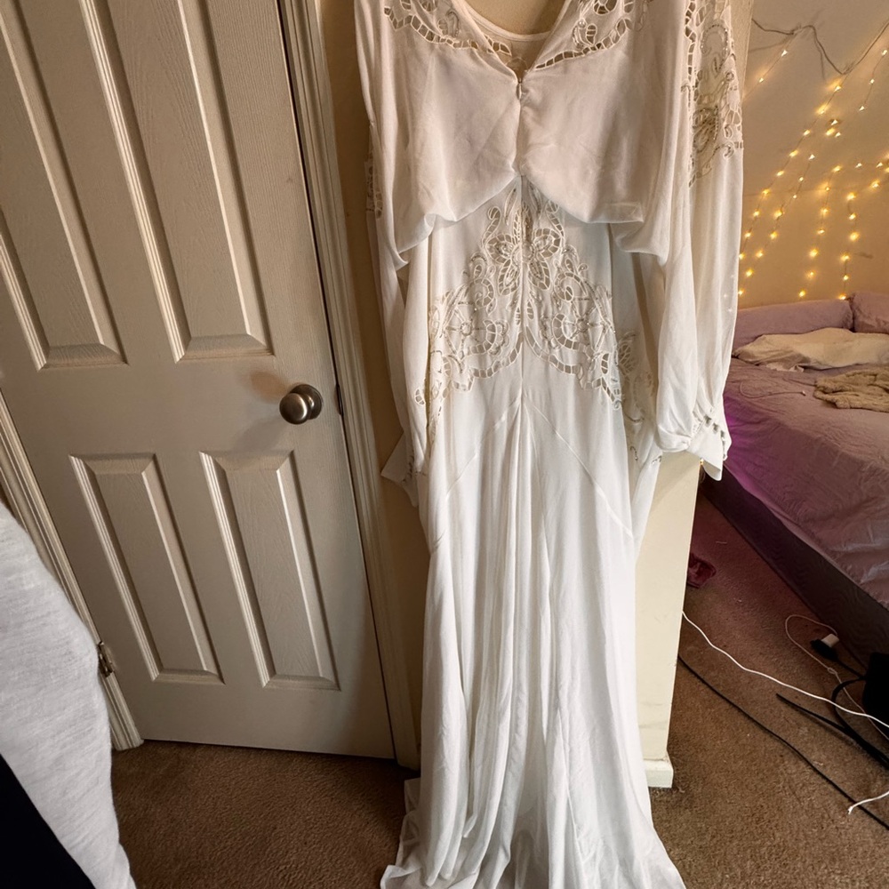 ASOS DESIGN Curve Ella blouson sleeve beaded cutwork wedding dress in cream - Picture 12 of 16